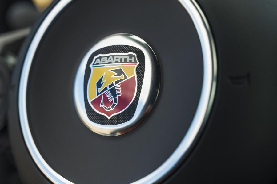 Детали интерьера Abarth 695C XSR Yamaha (312) 2017 года  (фото 28 из 44)